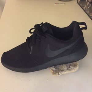 Black Nike Roshes ✔️